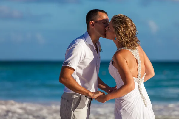 Beach couple walking on romantic travel — Stock Photo, Image