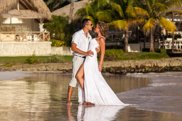 Playa pareja caminando en romántico viaje —  Fotos de Stock