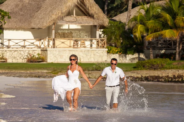 Beach couple walking on romantic travel — Stock Photo, Image