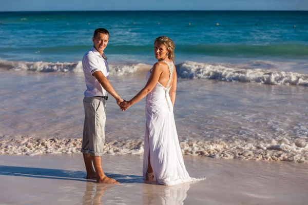 海滩情侣走在浪漫的旅行 — 图库照片