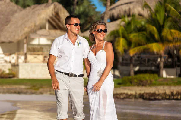 Spiaggia coppia a piedi sul viaggio romantico — Foto Stock