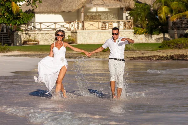 Beach couple walking on romantic travel — Stock Photo, Image