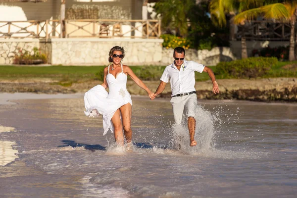 Couple de plage marchant sur un voyage romantique — Photo