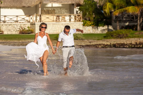 Strand paar lopen op romantische reizen — Stockfoto