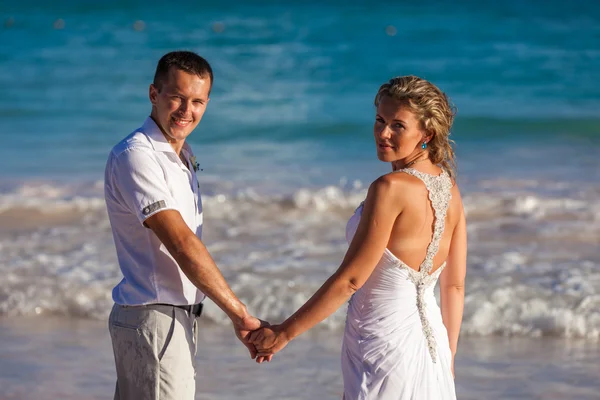 Beach couple walking on romantic travel — Stock Photo, Image