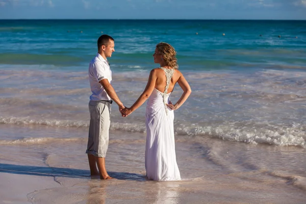 Playa pareja caminando en romántico viaje — Foto de Stock