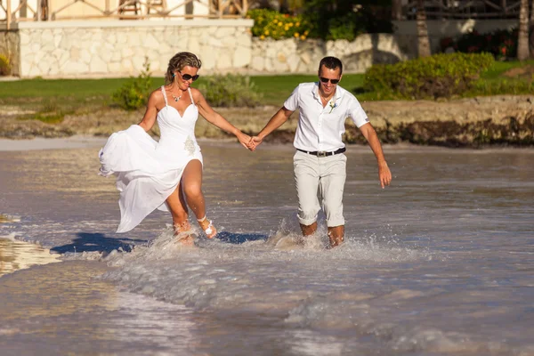 Strandpaar auf romantischer Reise — Stockfoto