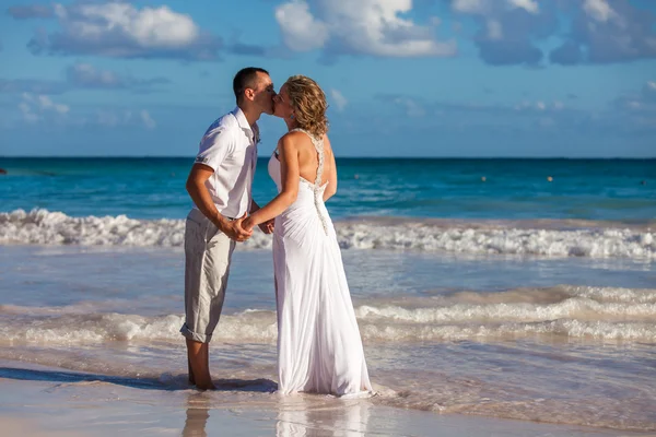 Playa pareja caminando en romántico viaje —  Fotos de Stock