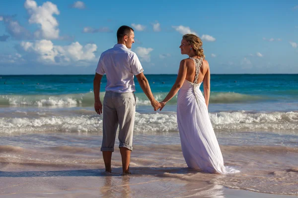 Playa pareja caminando en romántico viaje —  Fotos de Stock