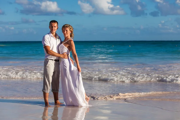 Couple de plage marchant sur un voyage romantique — Photo