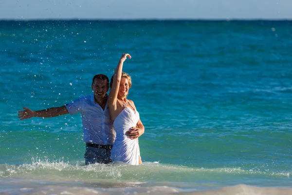 Genç Düğün çifti okyanus dalgaları eğlenin