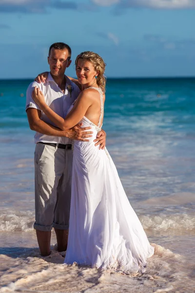 Beach couple walking on romantic travel — Stock Photo, Image