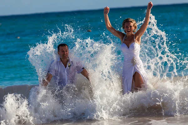 Young wedding couple have a fun in ocean waves — Φωτογραφία Αρχείου