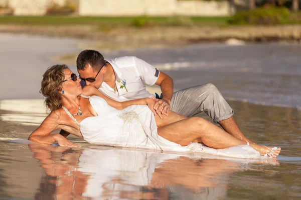 Junges Paar liegt am Strand des Ozeans — Stockfoto