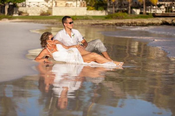 Pareja joven se encuentran en la playa del océano —  Fotos de Stock