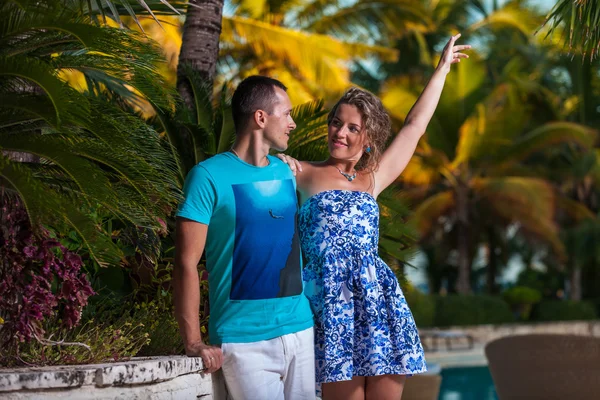Junges Paar vor dem Hintergrund von Palmen — Stockfoto