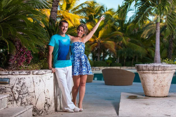 Молодая пара на фоне пальм — стоковое фото