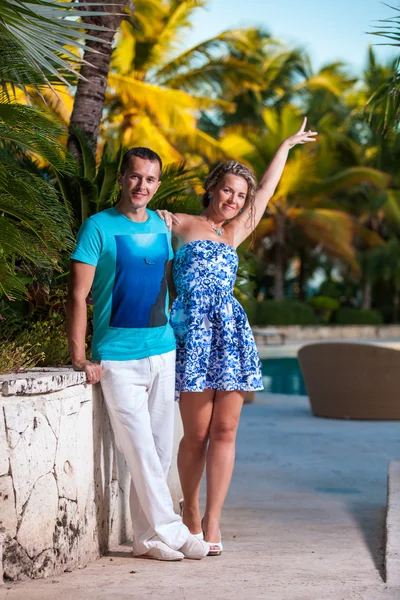 Young couple on the background of palm trees — Stock Photo, Image