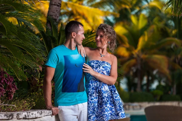 Pareja joven en el fondo de palmeras —  Fotos de Stock