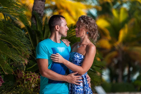 Pareja joven en el fondo de palmeras —  Fotos de Stock