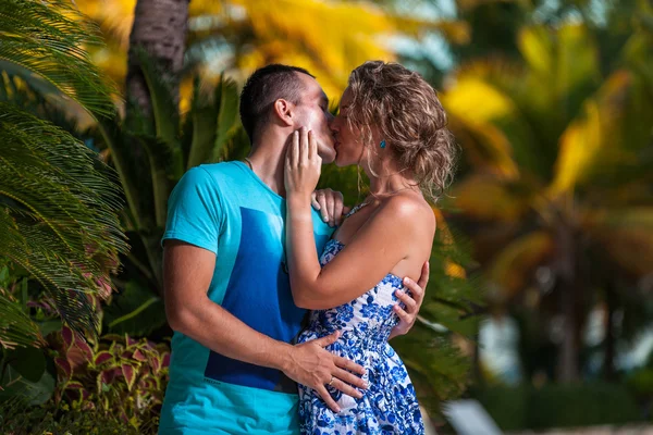 Young couple on the background of palm trees — Stock Photo, Image