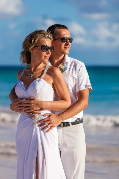 Playa pareja caminando en romántico viaje Fotos de stock
