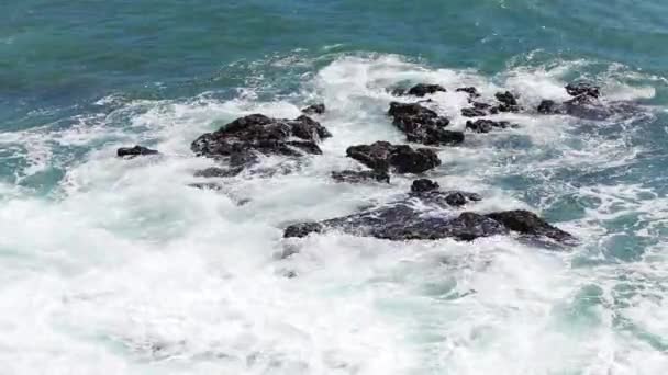 Ocean wave splash sur le récif vidéo — Video