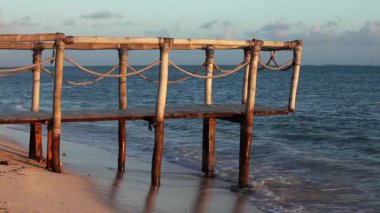 Ahşap köprü Okyanusu yakın sahilde.