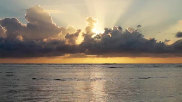 Video del hermoso amanecer sobre el océano — Vídeos de Stock