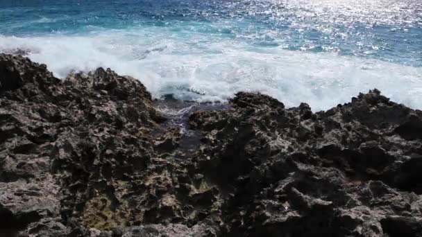 Океаны разбивают волны на рифе — стоковое видео