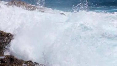 Okyanus dalgası sıçrama resif video