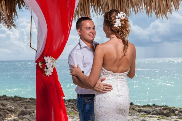 Jeune couple amoureux mariage dans gazebo — Photo