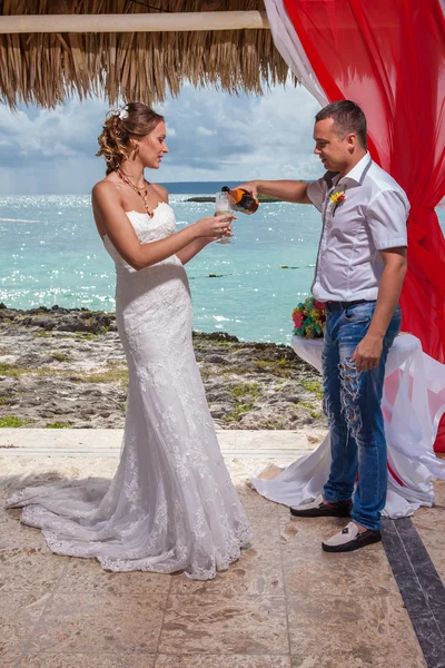 Joven pareja amorosa boda en gazebo —  Fotos de Stock