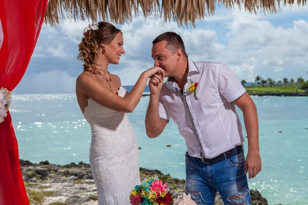 Joven pareja amorosa boda en gazebo —  Fotos de Stock