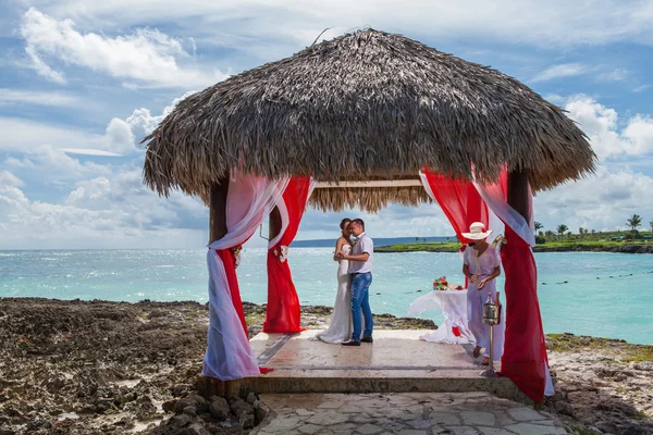 Jonge liefdevolle paar bruiloft in gazebo — Stockfoto