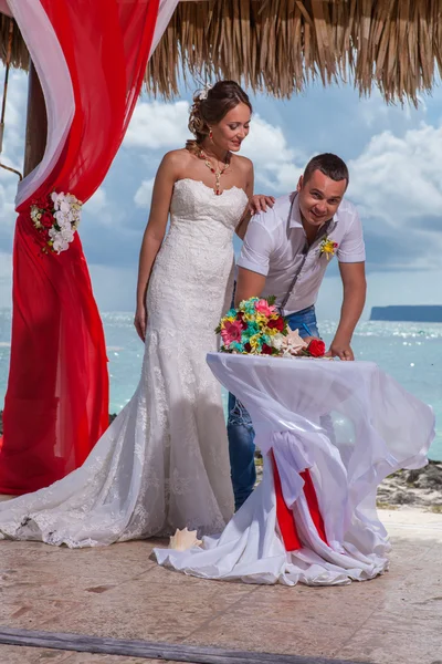 Jeune couple amoureux mariage dans gazebo — Photo