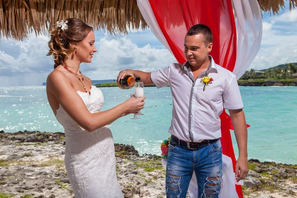 Young loving couple wedding in gazebo — Stock Photo, Image