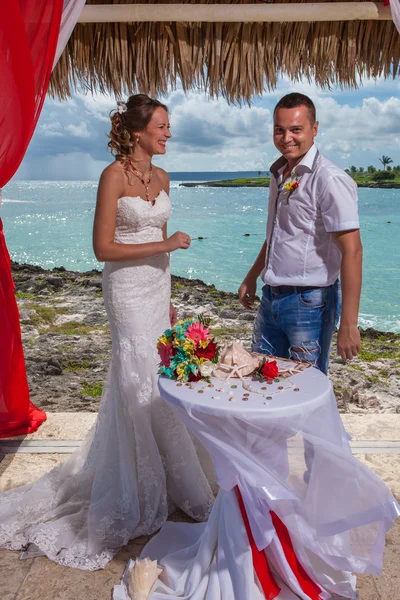 Joven pareja amorosa boda en gazebo —  Fotos de Stock