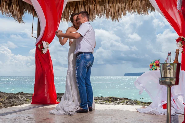 Jeune couple amoureux mariage dans gazebo — Photo