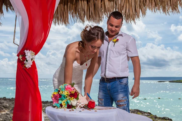 Young loving couple wedding in gazebo — Stock Photo, Image