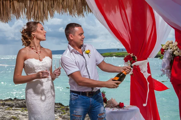 Young loving couple wedding in gazebo — Stock Photo, Image