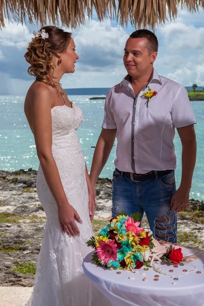 Young loving couple wedding in gazebo — Stock Photo, Image