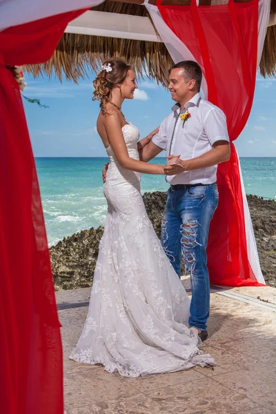 Jeune couple amoureux mariage dans gazebo — Photo