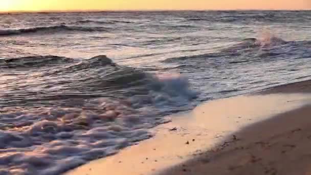 Colores dorados en las olas. Amanecer. Océano . — Vídeos de Stock
