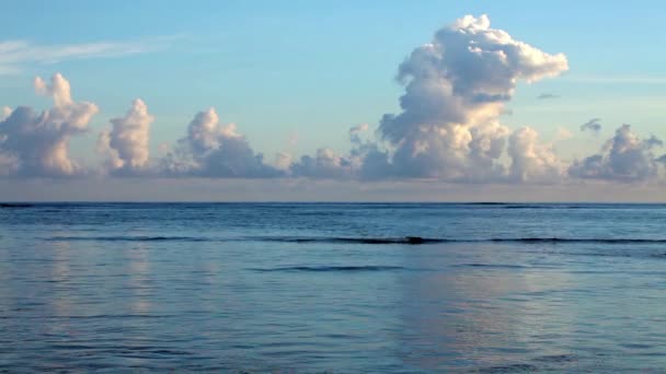 Vídeo de belo nascer do sol acima do oceano . — Vídeo de Stock