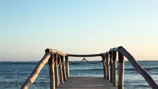 Houten brug op het strand in de buurt van de Oceaan. — Stockvideo