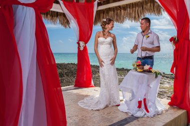 Genç çift düğün çardak içinde sevgi dolu