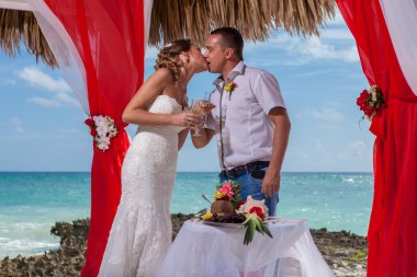 Genç çift düğün çardak içinde sevgi dolu