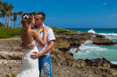 plaj çift romantik seyahat yürüyüş.
