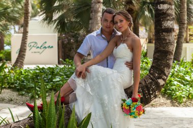 Palmiye ağaçları arka plan üzerinde genç Çift